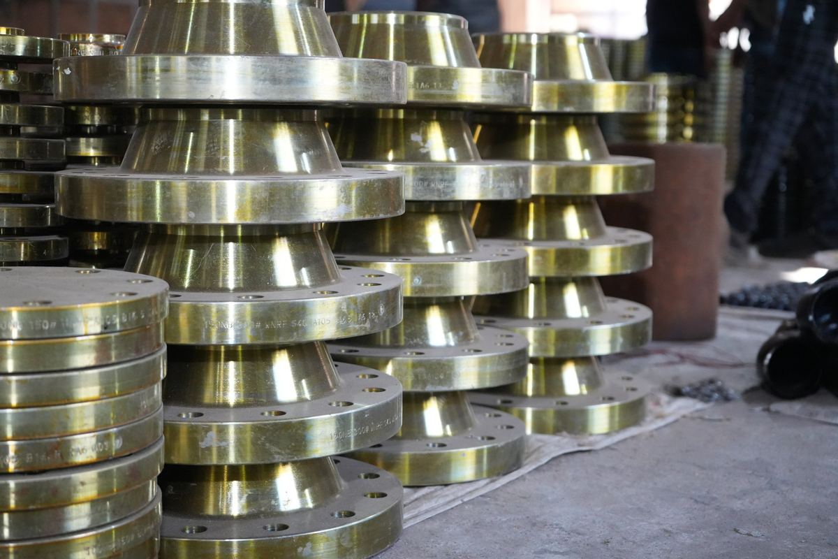 Carbon steel weld neck flanges with rust preventive coating
